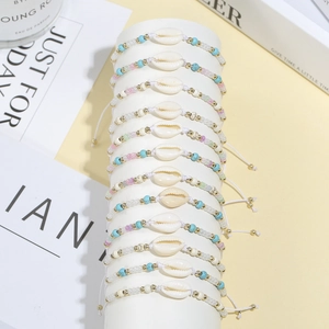Detalle de 12 pulseras bohemias de caracoles con cordón trenzado ajustable y cuentas de colores