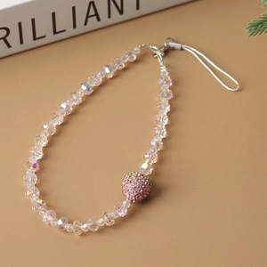 Bijou de téléphone fait main avec perles irisées et pendentif fraise en strass rose brillant