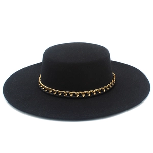 Cappello boater nero classico a tesa piatta di 10cm con catena dorata decorativa