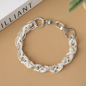 Detailansicht der Perlenkette mit Metallgeflecht und silbernem Federverschluss für Taschen