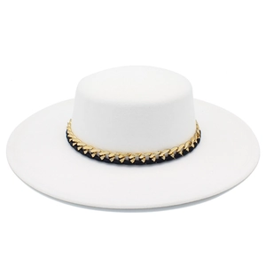 Cappello fedora bianco a tesa piatta di 10cm con catena dorata decorativa di lusso