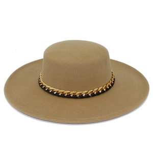 Cappello fedora classico kaki a tesa larga con elegante catena dorata e nastro intrecciato nero