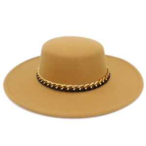 Cappello boater cammello a tesa larga con catena dorata decorativa e cinturino in pelle
