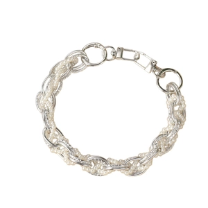 Silberne Metallkette mit weißen Perlen verwoben und großem runden Karabinerverschluss