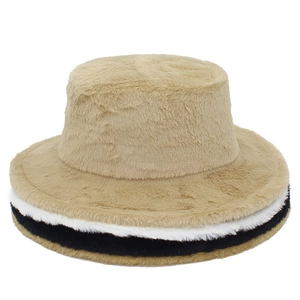 Chapeaux bob en fausse fourrure empilés en kaki, blanc, noir et marron foncé