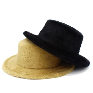 Chapeau plat d'hiver en fausse fourrure minimaliste en couleurs noir et jaune gingembre