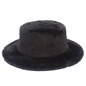 Vue détaillée d'un chapeau bob en fausse fourrure noire à texture pelucheuse