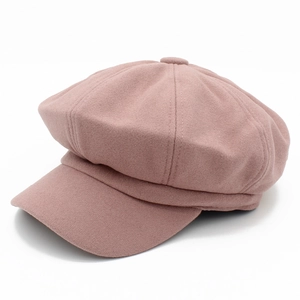 Detaillierte Seitenansicht der rosa Woll-Schirmmütze mit klassischer achtteiliger Struktur