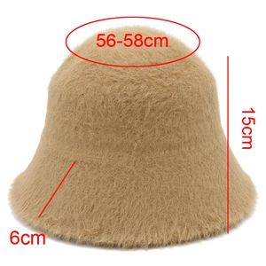 Détail du chapeau bob en fausse fourrure camel avec dimensions indiquées pour l'hiver