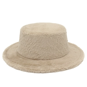 Détail de la texture en peluche beige d'un chapeau de pêcheur d'hiver chaud
