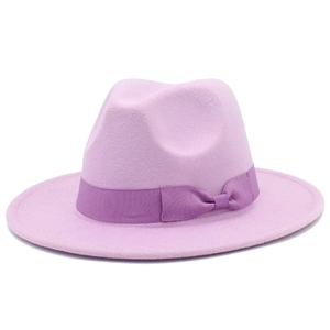 Klassischer rosa Fedora-Hut mit breiter Krempe und lila Schleifenband auf weißem Grund