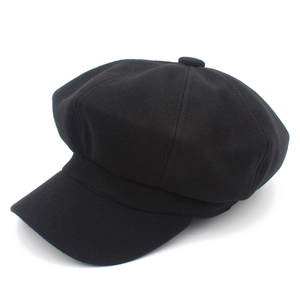 Detailaufnahme einer klassischen schwarzen Woll-Schirmmütze mit fester Krempe