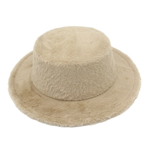 Gros plan sur la texture pelucheuse beige d'un chapeau d'hiver chaud à calotte plate