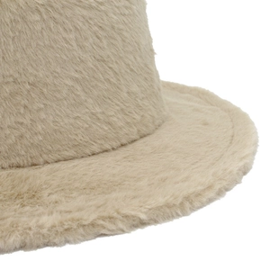 Vue macro détaillée de la texture en fausse fourrure beige et des coutures du chapeau