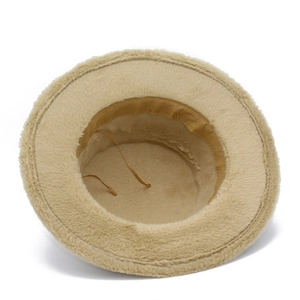 Détail du ruban réglable et de la doublure en peluche épaisse d'un chapeau d'hiver kaki