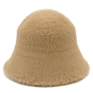 Gros plan sur la texture pelucheuse en fausse fourrure kaki d'un chapeau d'hiver