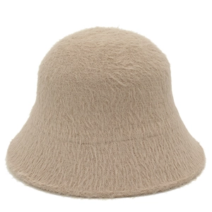 Gros plan sur le bob en fausse fourrure beige montrant la texture épaisse et la matière