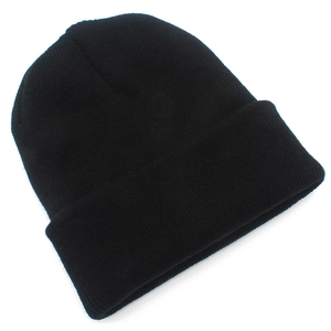 Dettaglio della trama a maglia fine e del risvolto di un classico berretto nero invernale