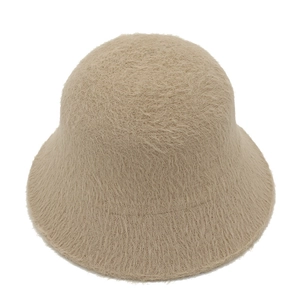 Gros plan détaillé sur la texture moelleuse en fausse fourrure beige du bob d'hiver chaud