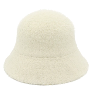 Gros plan d'un chapeau bob en fausse fourrure crème avec texture en maille pelucheuse