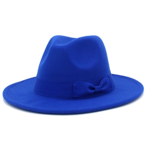 Detail eines königsblauen Fedora-Hutes mit passendem Satinband und eleganter Seitenschleife