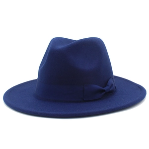 Detail eines dunkelblauen Fedora-Hutes mit breiter Krempe und passendem Ripsband-Schleife