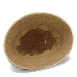 Détail du chapeau bob en fausse fourrure kaki avec texture pelucheuse et sangle intérieure