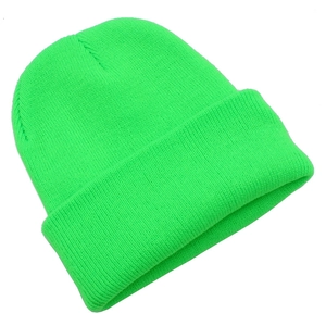 Dettaglio del berretto in maglia a coste verde neon con risvolto e trama fitta