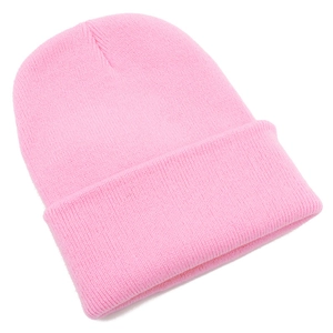 Dettaglio della maglia a costine rosa del berretto invernale con risvolto classico