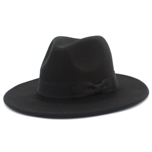 Detailansicht eines schwarzen Fedora-Hutes mit breiter Krempe und elegantem Ripsband