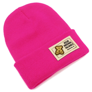 Détail du bonnet en tricot rose avec texture nette et écusson logo ours mignon