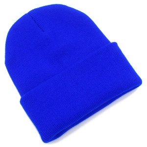 Dettaglio ravvicinato della trama in maglia a coste e del risvolto di questo berretto blu