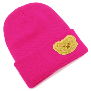 Dettaglio del berretto in maglia rosa con una simpatica toppa a forma di orsetto