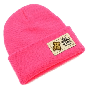 Bonnet en maille rose avec bord replié et écusson ours élégant pour l'hiver