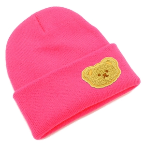 Dettaglio ravvicinato del berretto in maglia a coste rosa con patch orsetto giallo