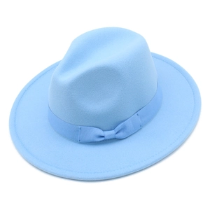 Detail eines hellblauen Fedora-Hutes mit passendem Ripsband und kleiner Schleife