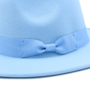 Nahaufnahme eines hellblauen Wollfilzhutes mit passender Ripsband Schleife und Textur