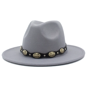 Cappello fedora in lana grigia con cintura borchiata in metallo vintage unisex