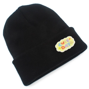 Détail de la broderie en forme de nuage avec lettrage Cute Day sur le bonnet noir