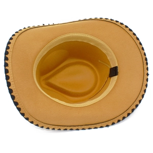 Vue détaillée de l'intérieur du chapeau en feutre jaune avec bandeau et étiquette