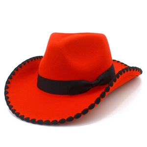Détail du chapeau de cowboy rouge avec ruban noir et bordure ondulée brodée