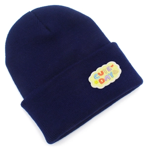 Détail de la broderie arc-en-ciel Cute Day sur le bonnet en tricot bleu marine