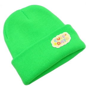 Détail du bonnet en maille vert néon avec écusson nuage Cute Day et texture épaisse