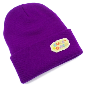 Détail du bonnet en tricot violet avec écusson brodé Cute Day en forme de nuage