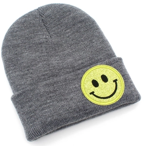 Détail du bonnet en maille gris foncé avec un écusson smiley jaune brillant brodé dessus