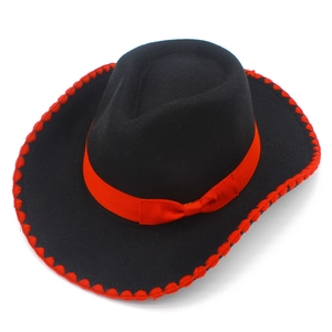 Détail d'un chapeau fedora noir avec ruban rouge et surpiqûres ondulées sur le bord