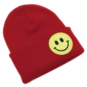 Bonnet en maille rouge vif avec un écusson classique en forme de smiley jaune pour hiver