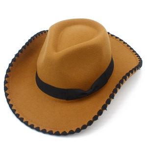 Chapeau de cowboy western classique en feutre camel avec bordure noire dentelée