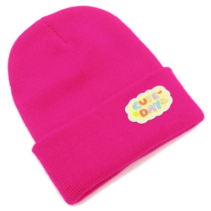 Détail du bonnet en tricot rose fuchsia avec broderie Cute Day et texture côtelée