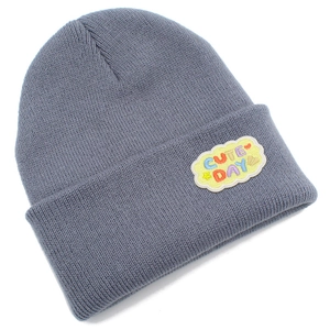 Texture de maille détaillée du bonnet gris avec écusson nuage Cute Day et étoiles